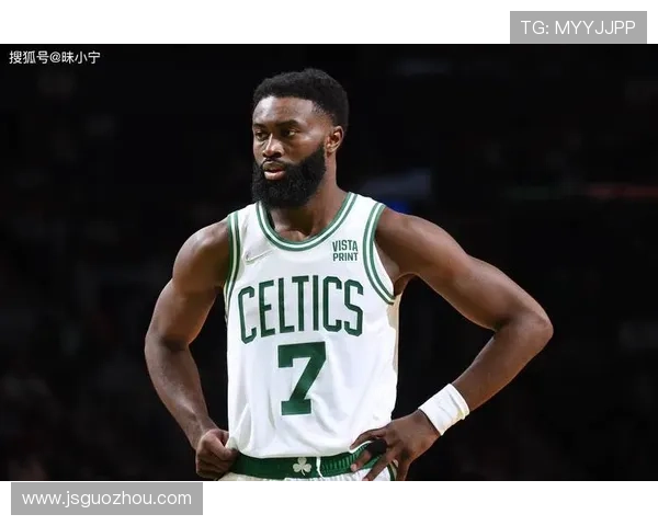 杰伦·布朗无球跑动效率提升，拉开进攻空间改变绿军战术结构